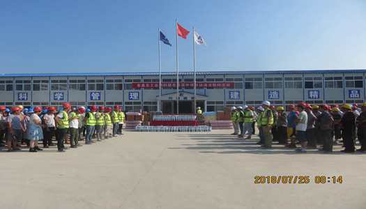 息縣縣領(lǐng)導(dǎo)、總工會(huì)主席迎著酷暑 送清涼慰問息縣高中項(xiàng)目一線工人